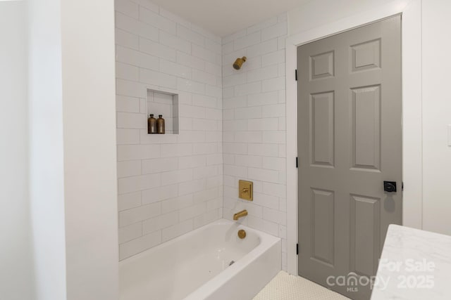 bathroom featuring tiled shower / bath combo