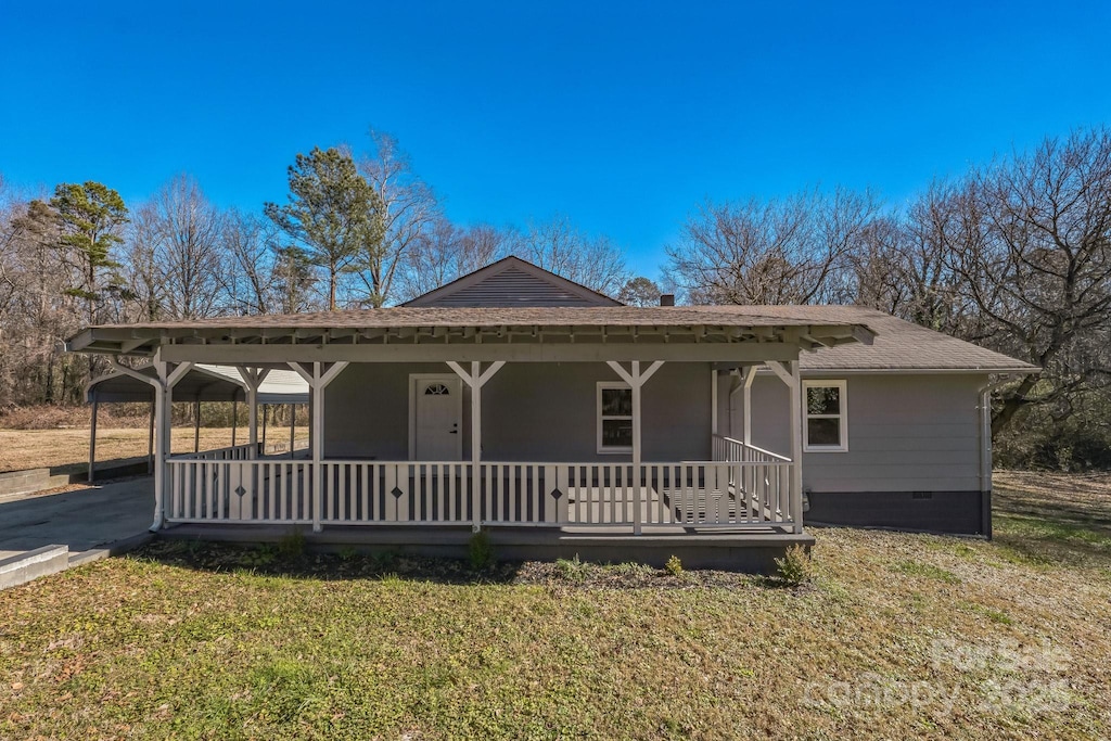 view of front of house with a porch and a front yard