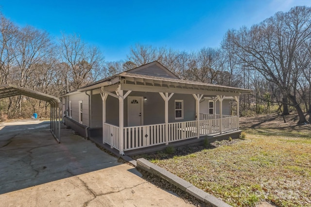 view of front of property featuring a porch and a carport