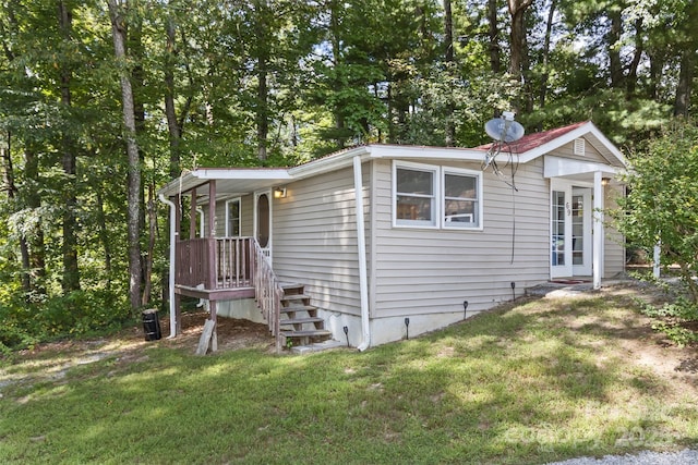 view of front of property featuring a front yard