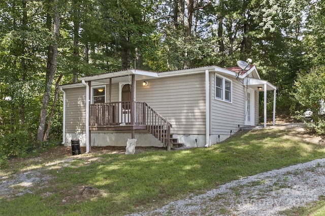 manufactured / mobile home featuring a front lawn