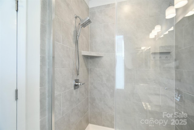 bathroom featuring tiled shower