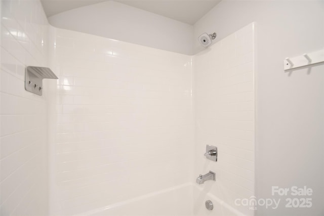 bathroom featuring tiled shower / bath combo