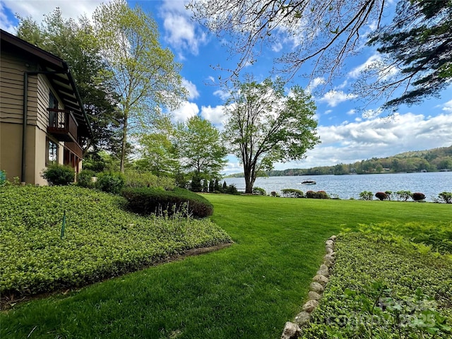 view of yard featuring a water view