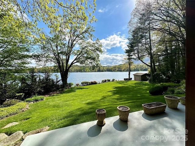 view of yard featuring a water view