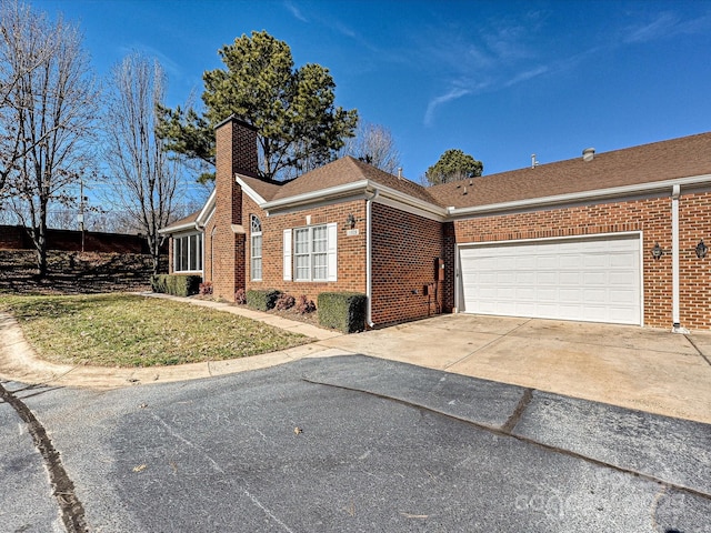 view of front facade featuring a garage and a front lawn