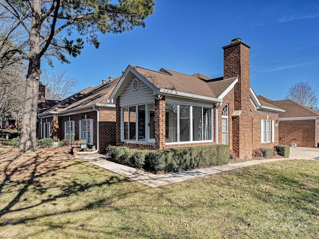 view of front of house with a front lawn