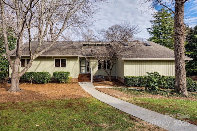 ranch-style house featuring a front lawn