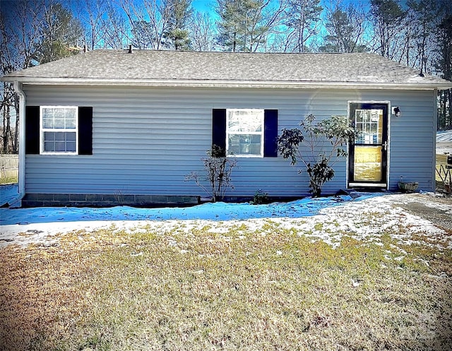 view of front of house featuring a lawn