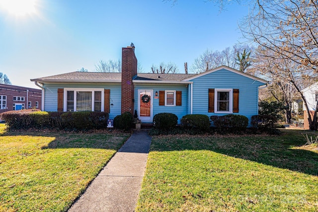 view of front of property featuring a front lawn