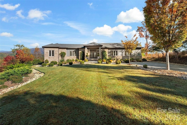 prairie-style home featuring a front lawn