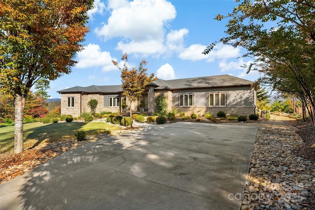 view of front of property featuring a front lawn