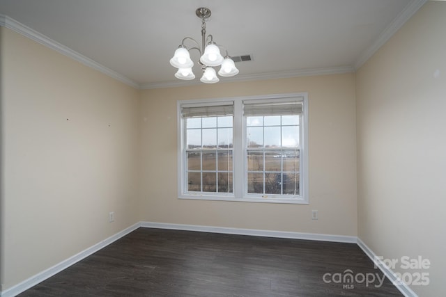 spare room with dark wood-type flooring, ornamental molding, and a chandelier