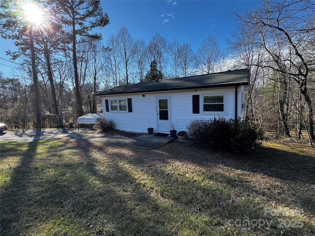 view of front of house featuring a front yard