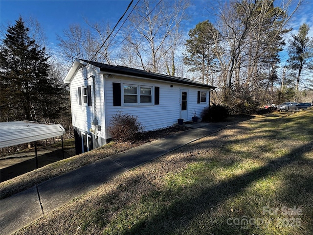 view of front of home featuring a front yard and a carport