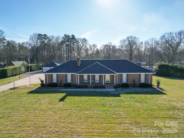 ranch-style home featuring a front lawn