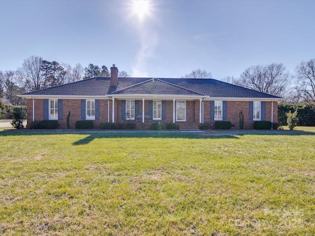 single story home featuring a front lawn