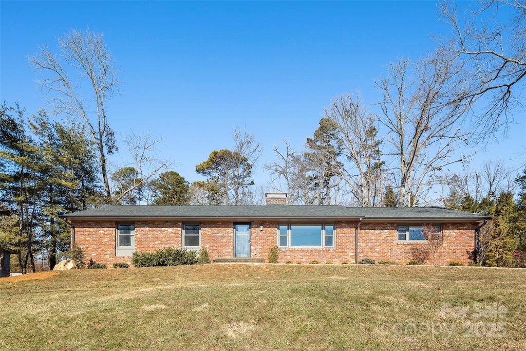 ranch-style home with a front yard