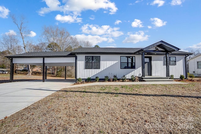 view of front of house with a carport and a front yard