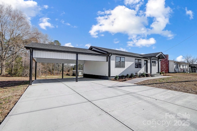 view of front of property featuring a carport