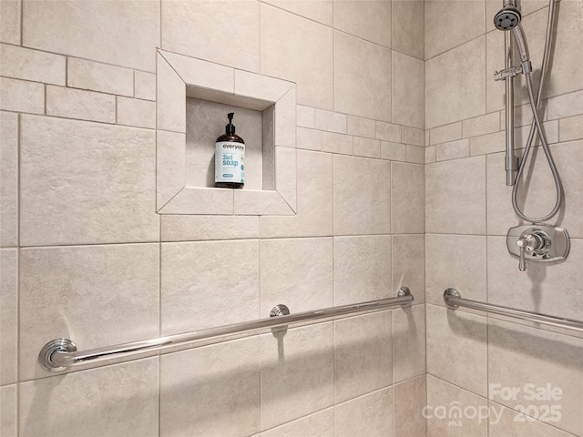 bathroom featuring tiled shower