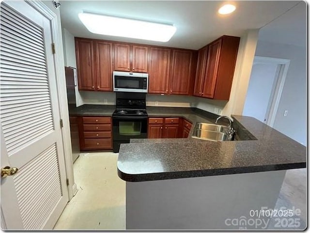 kitchen with kitchen peninsula, black electric range, and sink