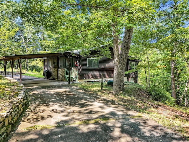 view of front facade featuring a carport