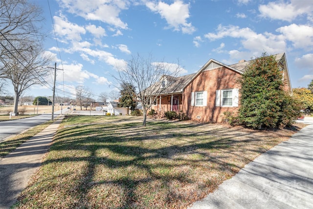 view of side of property featuring a yard