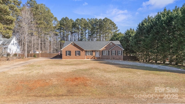 view of front facade featuring a front yard