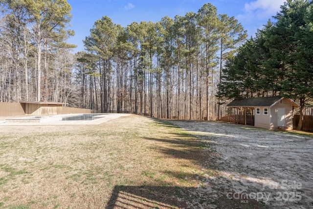 view of yard with a shed