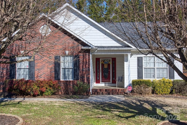 view of front of house with a front lawn