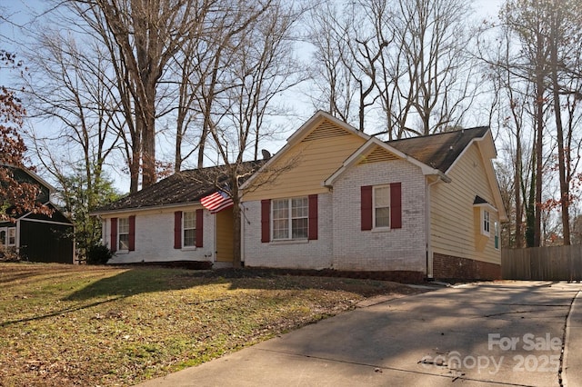 single story home featuring a front lawn