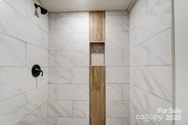 bathroom featuring tiled shower