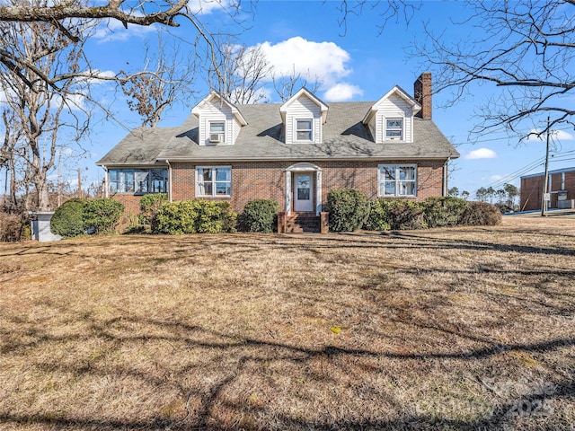 cape cod-style house featuring a front lawn