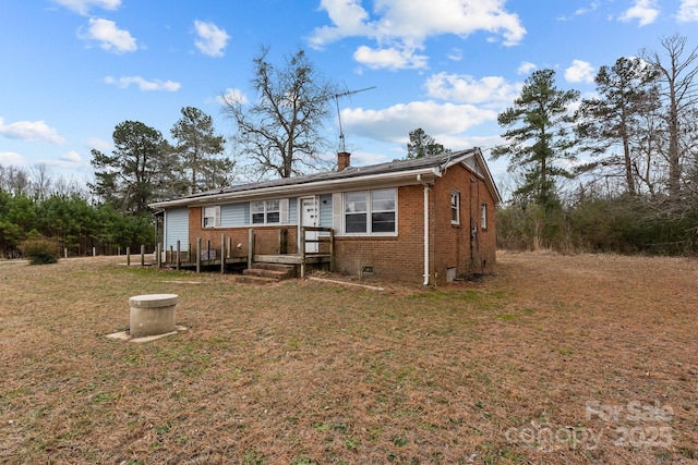 view of front of house featuring a front lawn