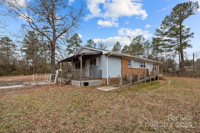 view of side of property featuring a lawn