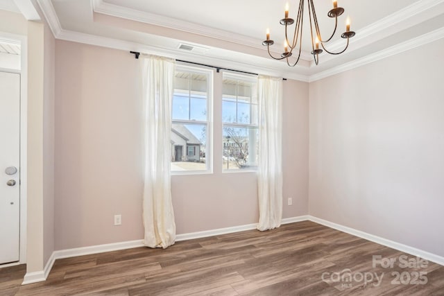 spare room featuring dark wood-style flooring, visible vents, baseboards, a raised ceiling, and an inviting chandelier