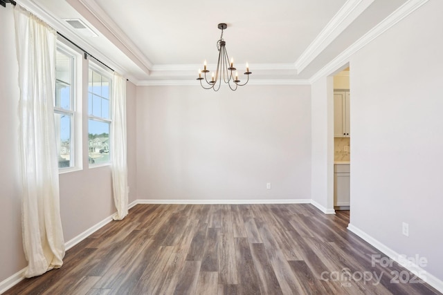 spare room with baseboards, a raised ceiling, ornamental molding, dark wood-style flooring, and a notable chandelier