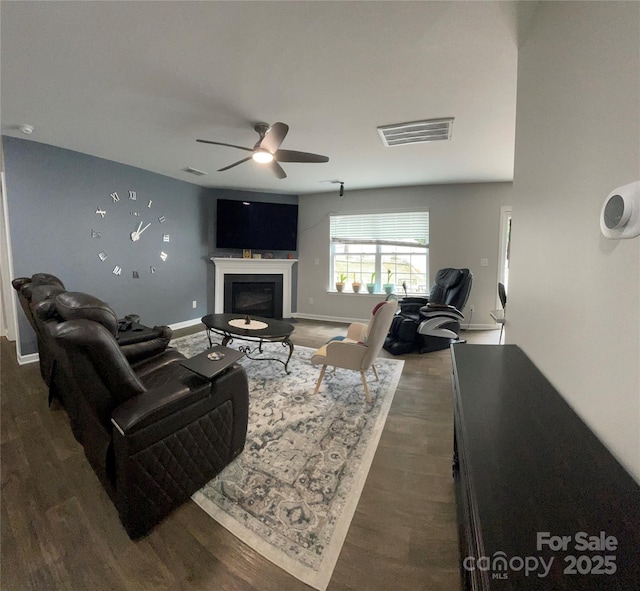 living room with dark wood-type flooring and ceiling fan