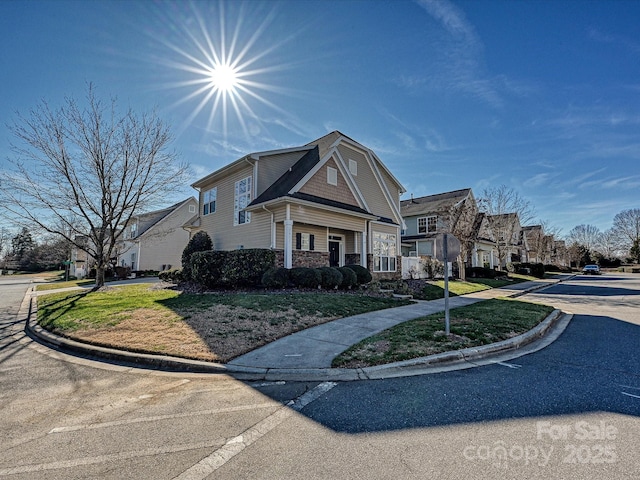 view of front of property featuring a front lawn