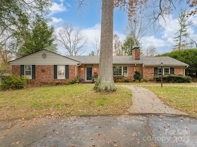 view of front of house with a front lawn