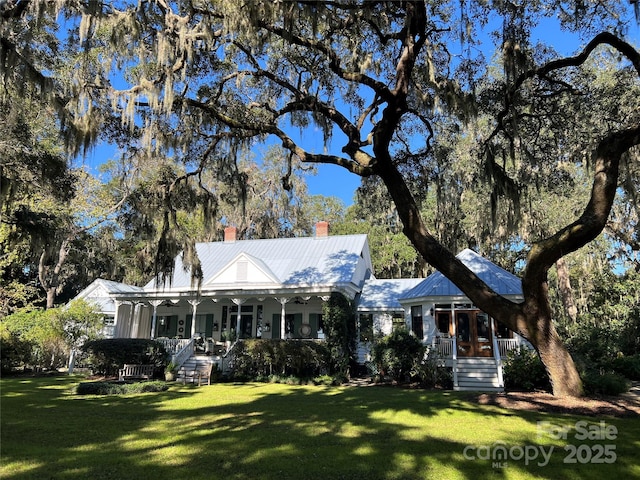 view of front facade with covered porch and a front lawn