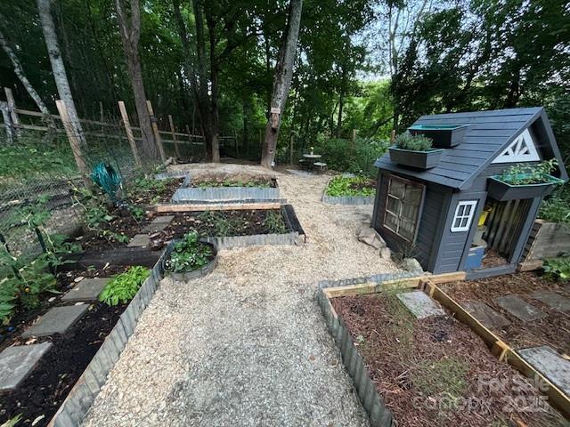 view of yard featuring a storage unit