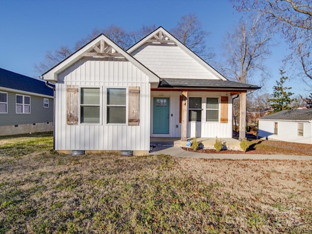 view of front of property featuring a porch and a front yard