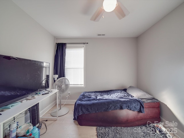 bedroom with ceiling fan