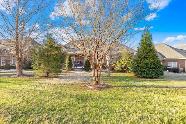 view of front of property featuring a front yard