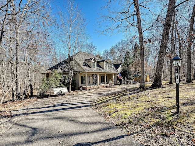 view of front of house featuring covered porch and driveway