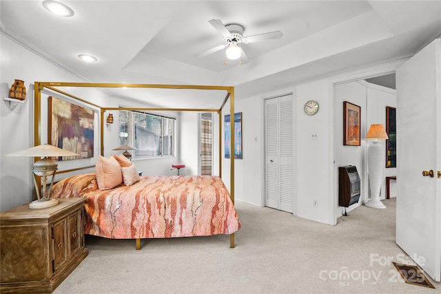 bedroom featuring ceiling fan, light colored carpet, crown molding, and heating unit