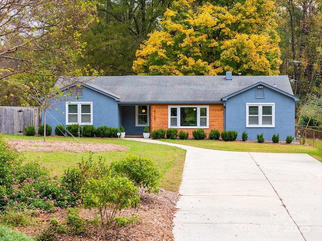 single story home with a front lawn