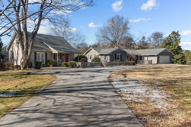 view of front of home featuring a front lawn